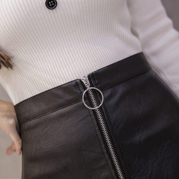 Кожена пола подходяща за специални поводи с цип отпред. 