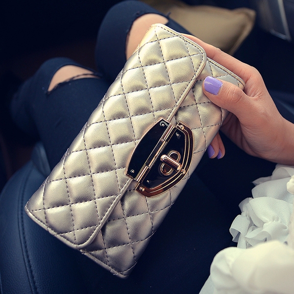 Дамски портфейл в черно и златисто с катарама