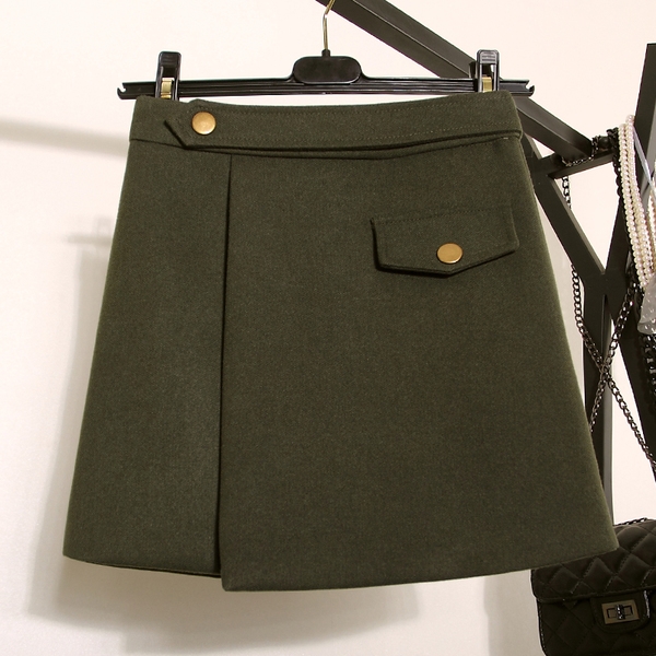 Асиметрична пола в три цвята с имитация на джоб. 