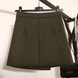 Асиметрична пола в три цвята с имитация на джоб. 