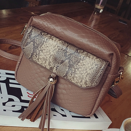 Дамска малка компактна чанта с дълга дръжка с елементи на крокодилска кожа