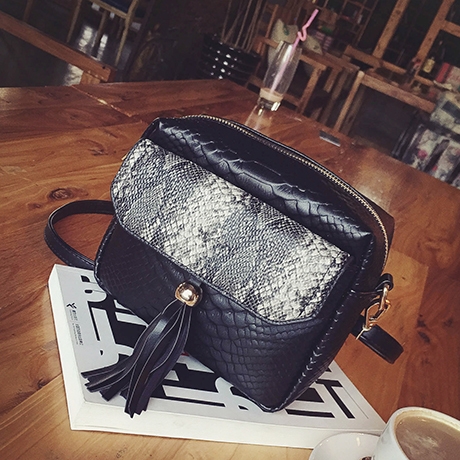 Дамска малка компактна чанта с дълга дръжка с елементи на крокодилска кожа