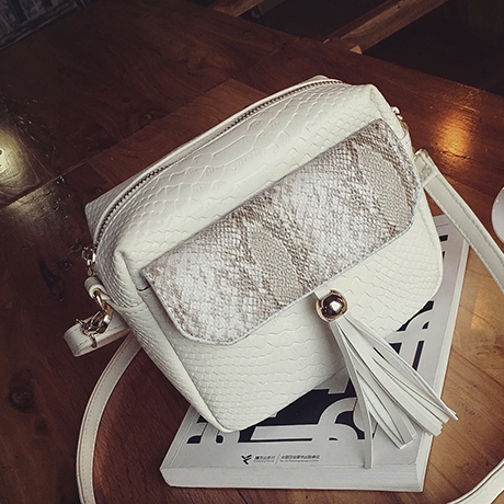 Дамска малка компактна чанта с дълга дръжка с елементи на крокодилска кожа