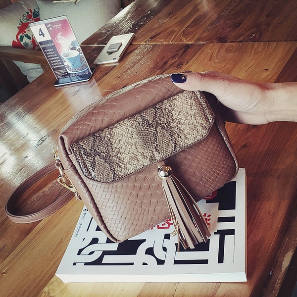 Дамска малка компактна чанта с дълга дръжка с елементи на крокодилска кожа