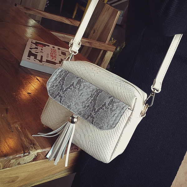 Дамска малка компактна чанта с дълга дръжка с елементи на крокодилска кожа