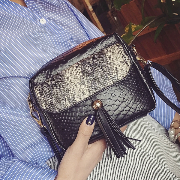Дамска малка компактна чанта с дълга дръжка с елементи на крокодилска кожа