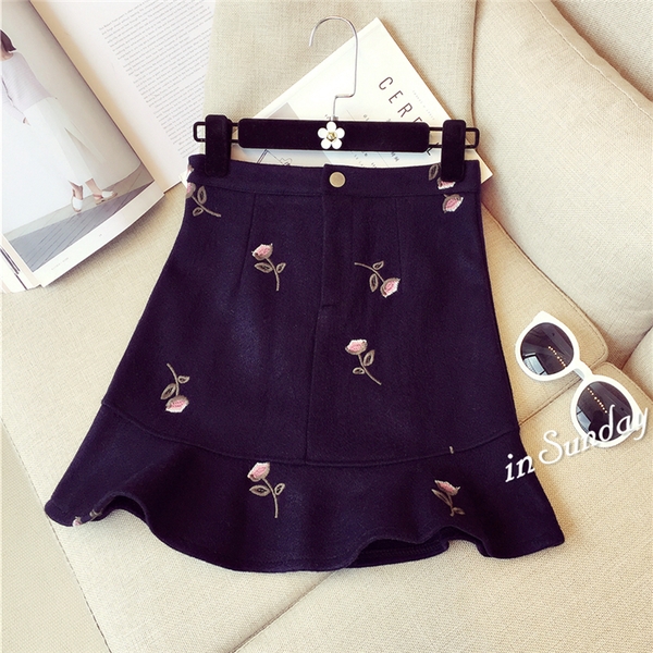 Вълнена къса пола в два цвята с флорални мотиви. 