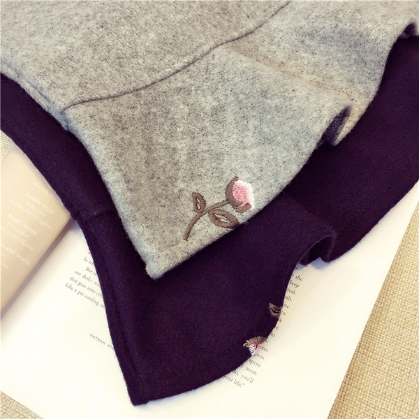 Вълнена къса пола в два цвята с флорални мотиви. 