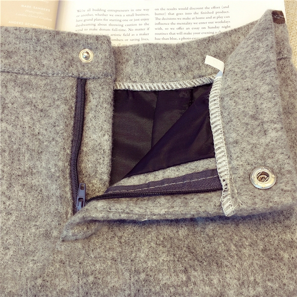 Вълнена къса пола в два цвята с флорални мотиви. 