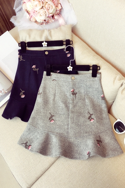 Вълнена къса пола в два цвята с флорални мотиви. 