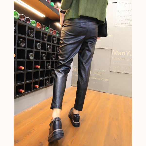 Дамски стилен кожен панталон - изчистен и широк, с висока талия в черен цвят