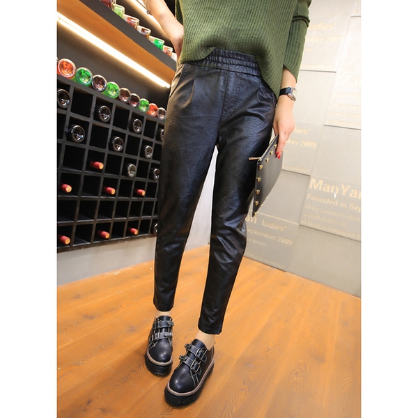 Дамски стилен кожен панталон - изчистен и широк, с висока талия в черен цвят