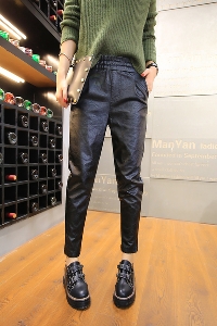 Дамски стилен кожен панталон - изчистен и широк, с висока талия в черен цвят