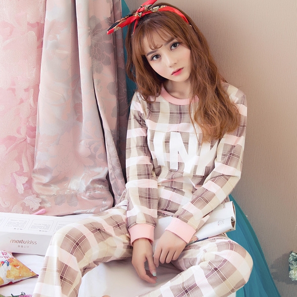 Нежни дамски пижамки с различни орнаменти.