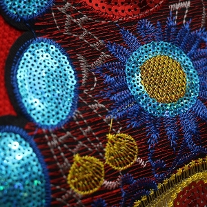 Женски блузи бродирани с пайети в четири цвята.