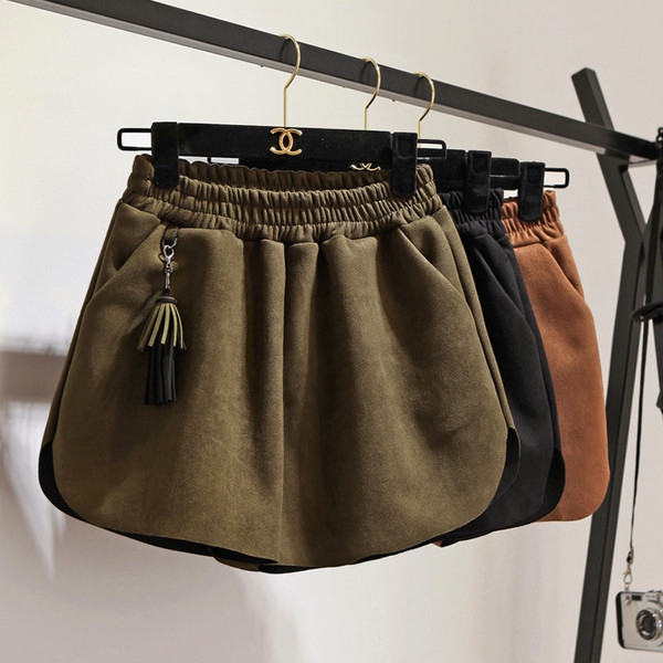 Стилни дамски къси панталони - широки , в кафяв, сив, черен и зелен цвят