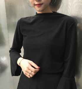 Стилна женска блуза с широки ръкави.