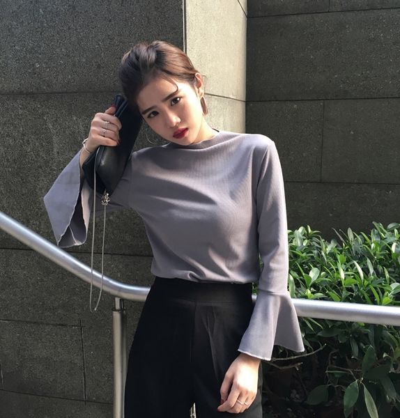 Стилна женска блуза с широки ръкави.