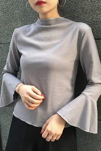 Κομψή γυναικεία μπλούζα με φαρδιά μανίκια.