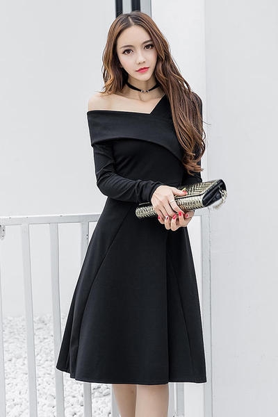 Дамска стилна рокля в червен и черен цвят с дълъг ръкав и V-образно деколте