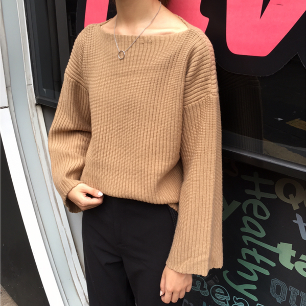 Дамски пуловер с широки дълги ръкави в черен, бял и кафяв цвят