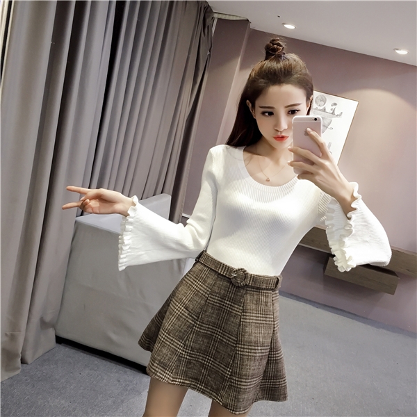 Дамска блуза в бял, бежов и черен цвят - с широки ръкави. 