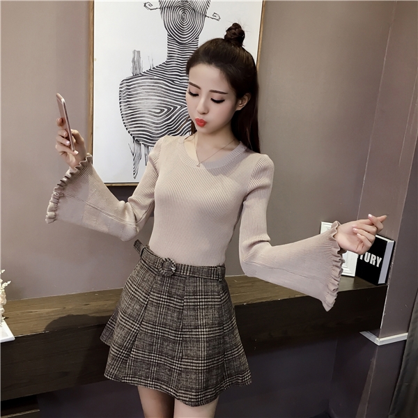 Дамска блуза в бял, бежов и черен цвят - с широки ръкави. 