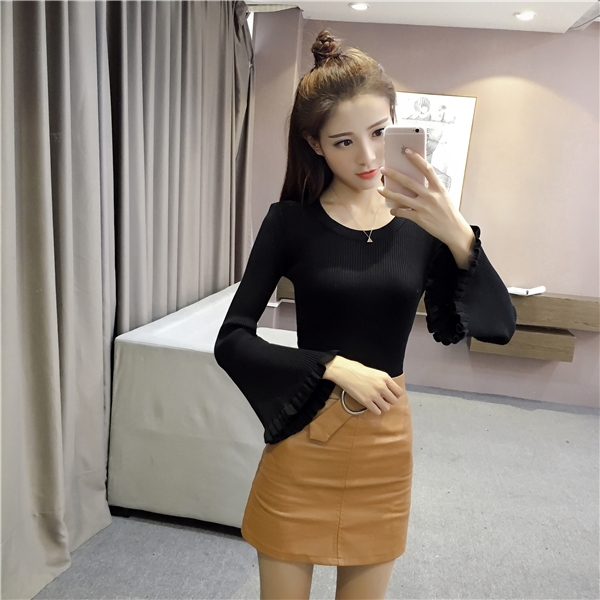 Дамска блуза в бял, бежов и черен цвят - с широки ръкави. 