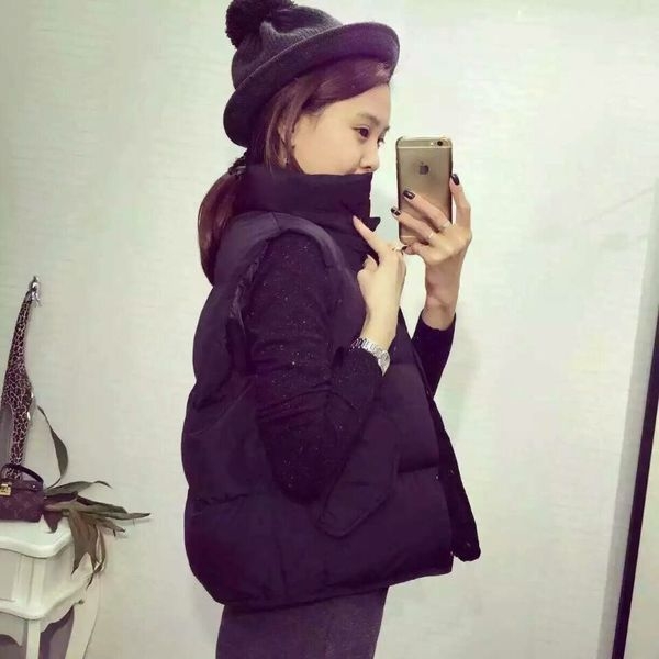 Спортен дамски елек в черен и бял цвят -къс, с копчета