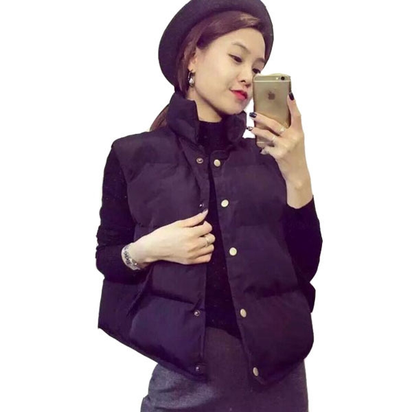 Спортен дамски елек в черен и бял цвят -къс, с копчета