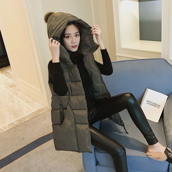 Дамски спортен елек с качулка и пух в черен и тъмнозелен цвят - дълъг