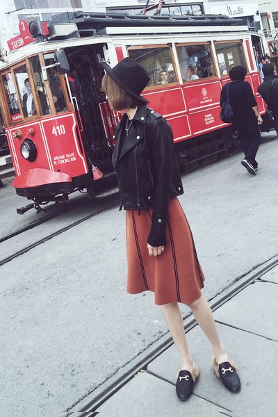 Стилно кожено дамско яке в розов и черен цвят тип Слим