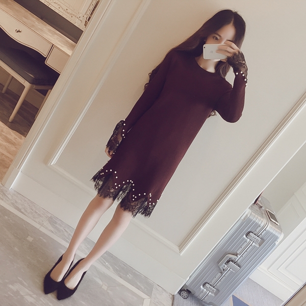 Модерна дамска рокля в три цвята с дантела .