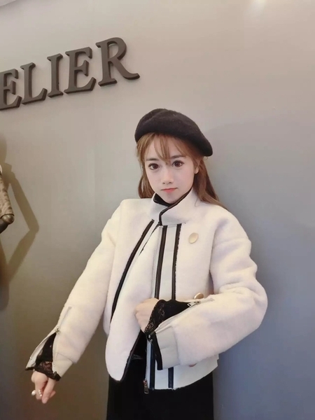 Стилно широко дамско яке в бял цвят с копчета