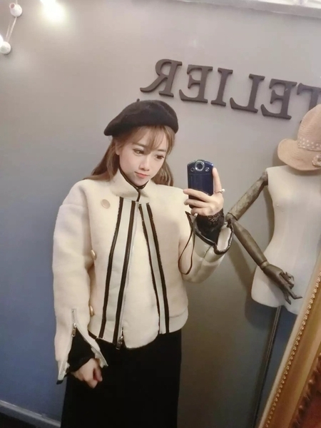 Стилно широко дамско яке в бял цвят с копчета