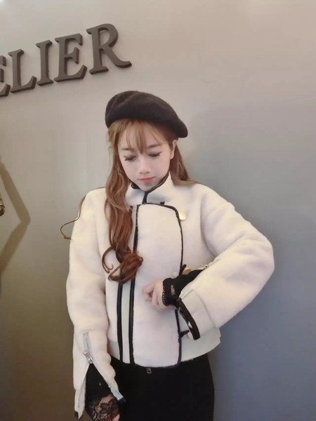 Стилно широко дамско яке в бял цвят с копчета