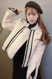 Стилно широко дамско яке в бял цвят с копчета