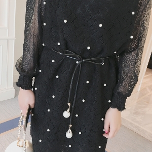 Дамска рокля в черно подходяща за стилни дами с перлички.