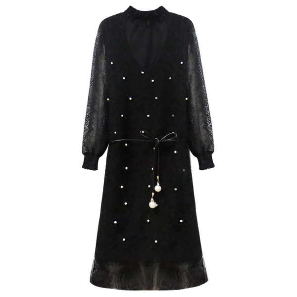 Дамска рокля в черно подходяща за стилни дами с перлички.