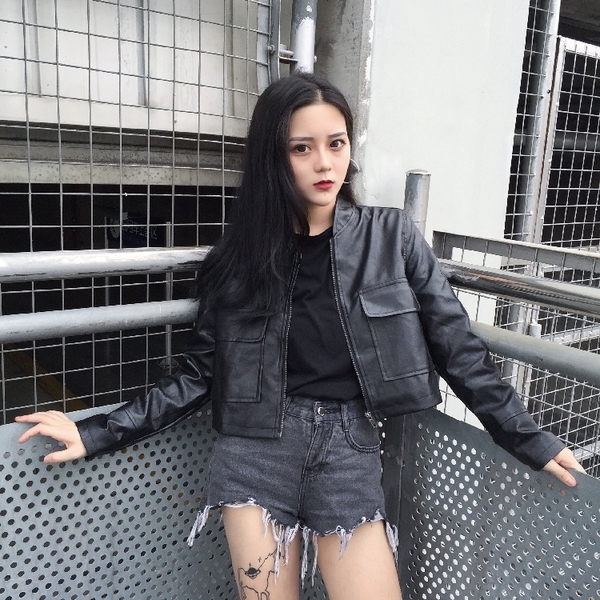 Късо дамско яке в широк модек и в черен цвят