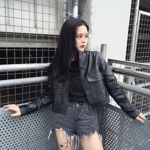 Късо дамско яке в широк модек и в черен цвят