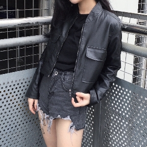 Късо дамско яке в широк модек и в черен цвят
