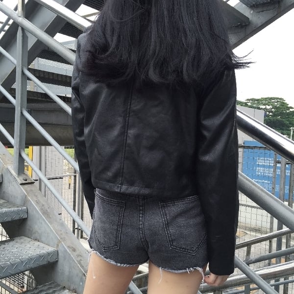 Късо дамско яке в широк модек и в черен цвят