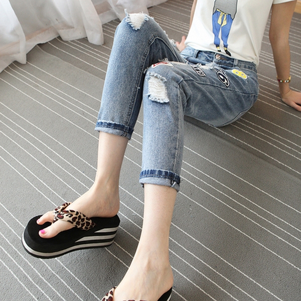 Дамски НОВИ бродирани дънки с висока талия