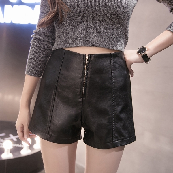 Топ модел кожен панталон с предно закопчаване. 