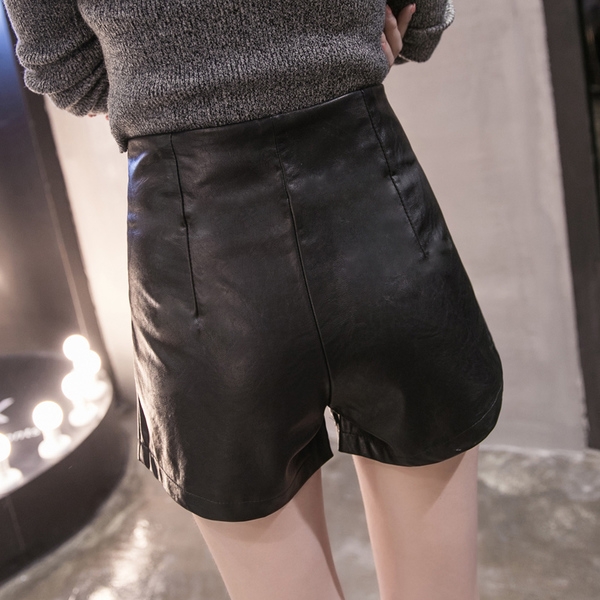 Топ модел кожен панталон с предно закопчаване. 