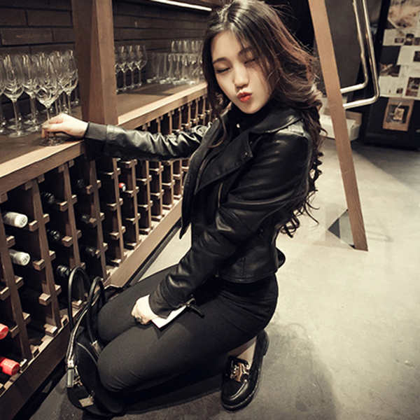δερμάτινο μπουφάν των γυναικών σε μαύρο χρώμα τύπου Slim