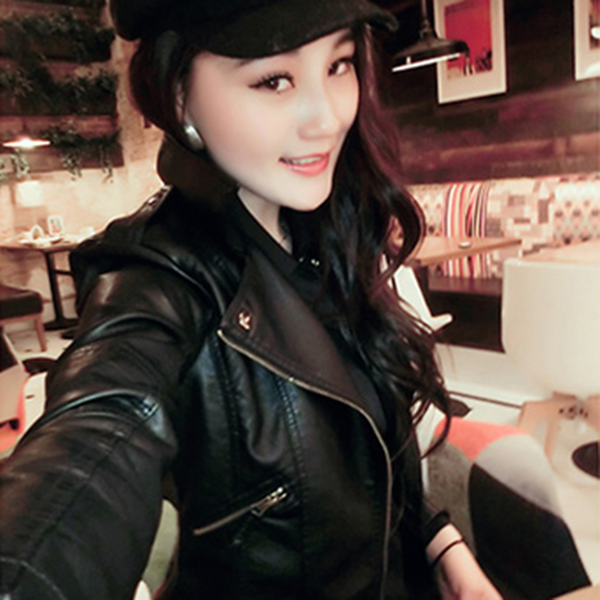 δερμάτινο μπουφάν των γυναικών σε μαύρο χρώμα τύπου Slim