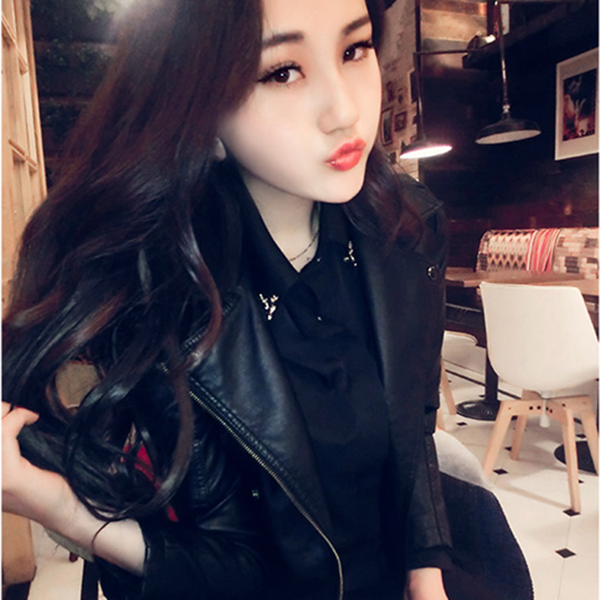 δερμάτινο μπουφάν των γυναικών σε μαύρο χρώμα τύπου Slim