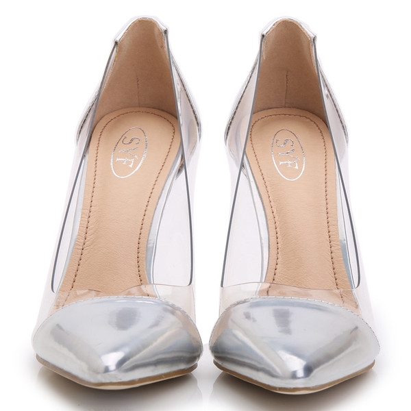 Лачени обувки на висок ток с прозрачна част.